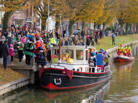847092 Afbeelding van de aankomst van Sinterklaas per stoomboot over de Leidsche Rijn te De Meern (gemeente Utrecht), ...